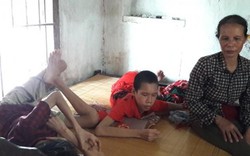 Hà Tĩnh: Người mẹ nghèo bất lực nhìn các con lần lượt bị liệt