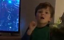 Cậu bé 4 tuổi đáng yêu 'nổi như cồn' vì phiên dịch cho bố mẹ bị điếc