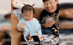 Clip: Bị bố "troll" ăn cả bàn tay, cô bé phản ứng cực hài