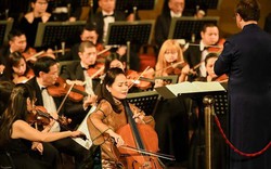 Đinh Hoài Xuân tặng học bổng cho 6 sinh viên xuất sắc của Học viện Âm nhạc Huế
