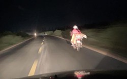 Ấm lòng chuyện tài xế ôtô soi đèn đường 60km cho xe máy đi giữa đêm
