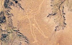 Bí ẩn hình vẽ thổ dân khổng lồ cầm vũ khí trên sa mạc, to đến mức ngoài vũ trụ cũng thấy