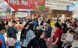 ẢNH: Người Hà Nội chen chân sắm Tết sớm trong siêu thị