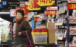 Chính phủ tăng thuế tiêu dùng, doanh số bán lẻ Nhật Bản chạm đáy 4 năm