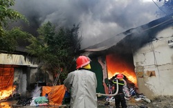 Xưởng chăn ga, gối đệm ở Hà Nội bốc cháy dữ dội