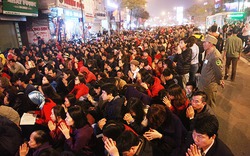 Sợ sao La Hầu chiếu mệnh, ngàn người ngồi tràn ra đường cầu an