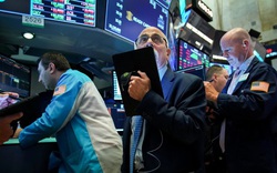 Chứng khoán Mỹ giảm mạnh, Dow Jones bay 730 điểm khi một số bang thiết lập lại hạn chế kiểm dịch