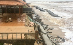 Quảng Bình: Cận cảnh kè biển Nhật Lệ 2  trị giá 35 tỷ bị sóng đánh vỡ 