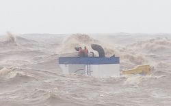 Ứng cứu 8 thuyền viên mắc kẹt trên con tàu đắm ở Quảng Trị