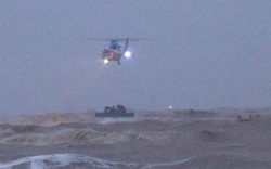 Cứu 9 người trên tàu chìm ở Quảng Trị: Trực thăng quần thảo rồi thả dây và cơ hội vào 22h tối nay