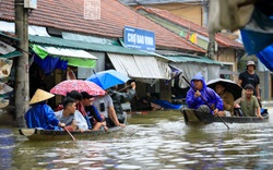 Huế ngập nặng, người dân dùng thuyền đi lại trên phố