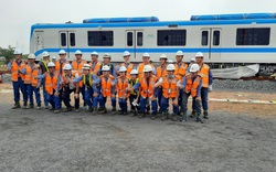 Đội ngũ chuyên gia nước ngoài tất bật lắp đặt toa tàu Metro số 1