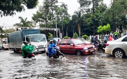 Cà Mau: Mưa lớn kéo dài, đường thành phố ngập sâu, học sinh một huyện phải nghỉ học