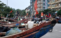 Thuyền bè tại Sầm Sơn lên vỉa hè, đường nhựa tránh bão