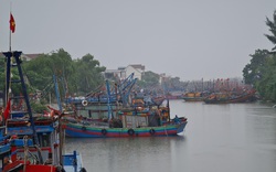 Nghệ An: Tàu thuyền tìm nơi neo đậu, người dân căng mình ứng phó bão số 7

