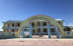 Quảng Ngãi: Trường 6 tỷ đồng xây xong để “ngắm”, phụ huynh nháo nhào tìm chỗ học  
