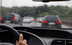 Vì sao phải thường xuyên rửa xe ô tô trong ngày mưa gió?