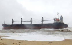 Quảng Bình: Tàu hàng 3 vạn tấn mắc cạn sau nhiều giờ trôi dạt