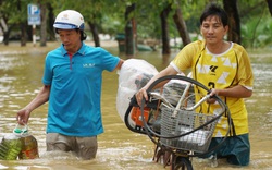 Miền Trung oằn mình trong lũ chồng lũ, nước trên các sông đặc biệt to