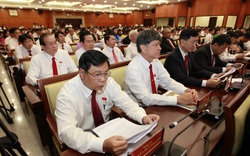 Phiên bế mạc Đại hội Đảng bộ TP.HCM: Các đại biểu chung tay ủng hộ vì miền Trung