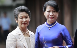 Phu nhân Thủ tướng Nhật Bản Suga Yoshihide và Phu nhân Thủ tướng Nguyễn Xuân Phúc tham quan Văn Miếu
