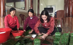 Người dân Hương Khê gói hàng ngàn chiếc bánh chưng ủng hộ bà con Quảng Bình