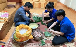 Người dân tỉnh Lâm Đồng gói hơn 1.000 cái bánh chưng, quyên góp thực phẩm, quần áo gửi cứu trợ miền Trung