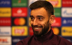 Bruno Fernandes "đứng hình" khi được HLV Solskjaer trao băng đội trưởng