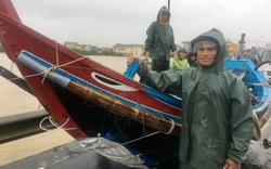 Quảng Bình: Ngư dân đưa tàu lên bờ tìm cứu nông dân