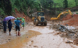 Các tuyến quốc lộ sụt lở vì mưa lũ: Kiến nghị dùng trực thăng để cứu hộ, cứu nạn trên địa bàn Quảng Trị