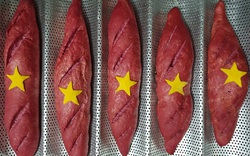 Bánh mì mang màu sắc quốc kỳ Việt Nam có gì đặc biệt mà dân tình sốt xình xịch lùng mua?