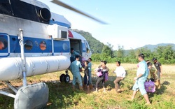 Quảng Trị: Dùng trực thăng đưa 2 cán bộ xã bị thương nặng đi bệnh viện