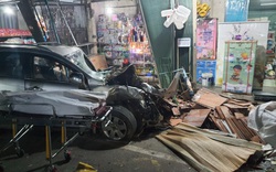 Quảng Ngãi: Xe ô tô nổ lốp húc 4 nhà dân, nhiều người thương vong