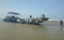 Quảng Trị: Tàu gỗ không người, có nhiều bao bì nhãn mác bằng chữ Trung Quốc, dạt vào bờ biển 