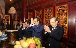 Đoàn đại biểu Đại hội Đảng bộ tỉnh Phú Thọ dâng hương tưởng niệm các Vua Hùng