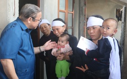 Chủ tịch Hội NDVN Thào Xuân Sùng thăm gia đình liệt sĩ hy sinh trong trận lở đất ở huyện Hướng Hoá, tỉnh Quảng Trị