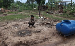 Quảng Trị: Ngôi nhà chỉ còn lại nền sau mưa lũ của cặp vợ chồng Vân Kiều 