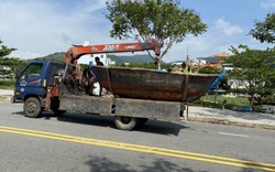 Tránh bão số 9, ngư dân Đà Nẵng hối hả đưa tàu thuyền "phi như bay" trên phố