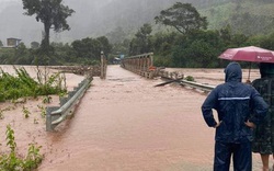 Nước lớn do bão Molave cuốn phăng cây cầu sắt ở Kon Tum