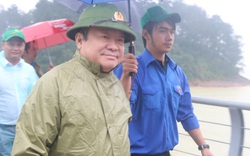Chủ tịch Hội Nông dân Việt Nam Thào Xuân Sùng đi khảo sát hồ Kẻ Gỗ, thăm hỏi, động viên nông dân tỉnh Hà Tĩnh