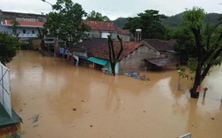 Quảng Ngãi: Một thị trấn chìm trong biển nước sau bão số 9