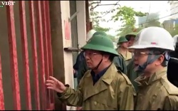 Clip: Phó Thủ tướng Trịnh Đình Dũng gõ cửa tận nhà người dân để kiểm tra an toàn trước bão số 9