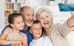 Lựa chọn điện thoại cho người già: Vsmart màn to, pin khoẻ