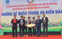 Đấu giá các chậu lan quý, sản phẩm OCOP giá trị ủng hộ miền Trung và biển đảo quê hương