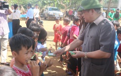 Chủ tịch Hội Nông dân Việt Nam Thào Xuân Sùng thăm hỏi, tặng quà cho dân bị lũ lụt, sạt lở đất tỉnh Quảng Trị