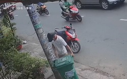 VIDEO: Người đàn ông trộm... thùng rác