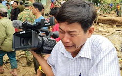 Xót xa hình ảnh phóng viên bật khóc khi thi thể một cháu bé được đưa lên từ bùn đất ở Trà Leng