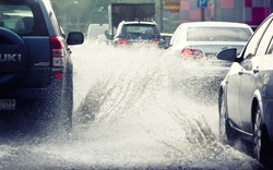 Bảo vệ xe trong ngày mưa gió đúng cách ra sao?