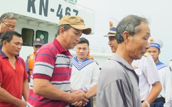 Chùm ảnh: Khánh Hòa đưa 11 ngư dân và tàu cá tỉnh Bình Định gặp nạn vào bờ 