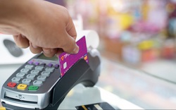 Khách hàng TPBank thoải mái dùng thẻ ATM nội địa khi giao dịch tại xứ sở kim chi